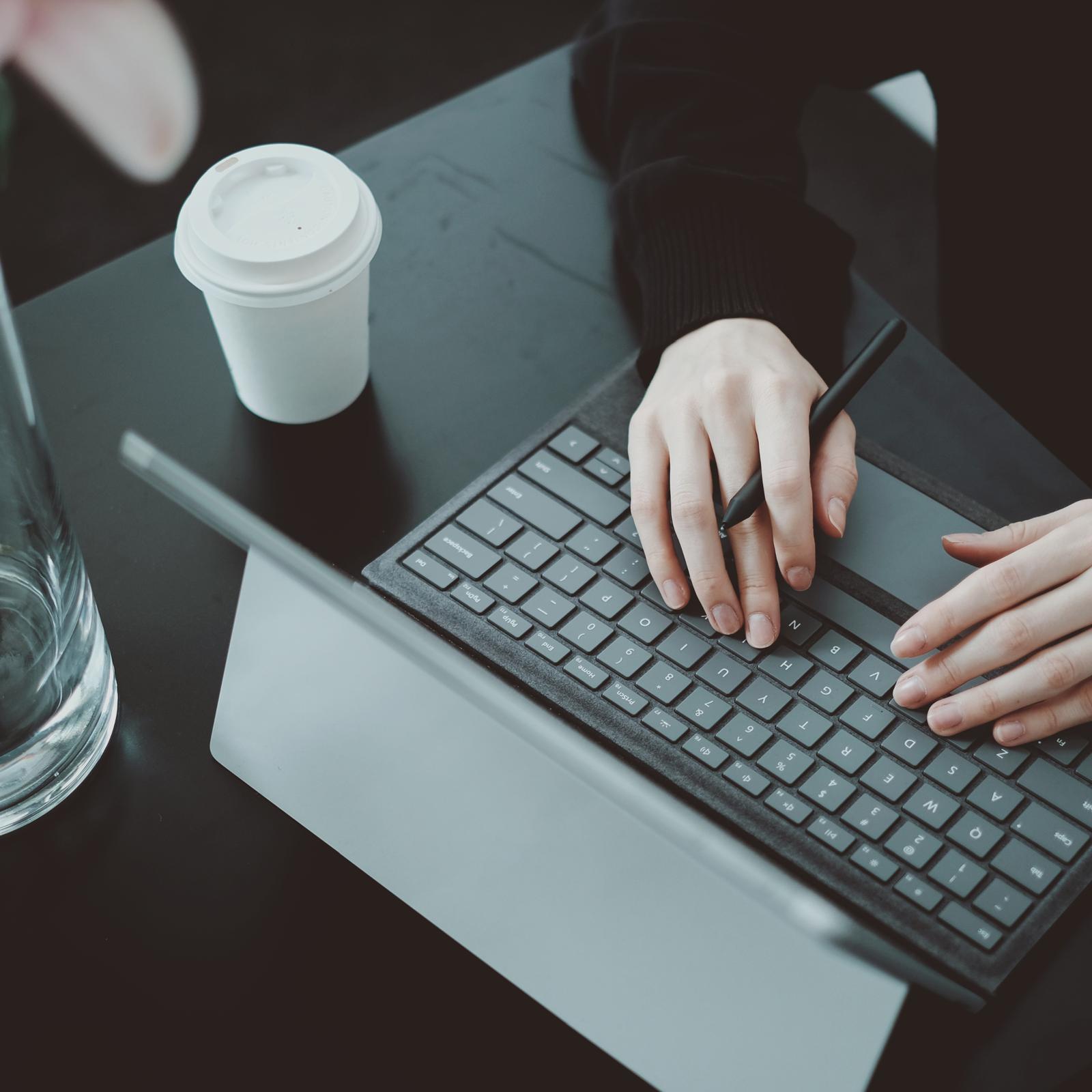 Laptop Hand